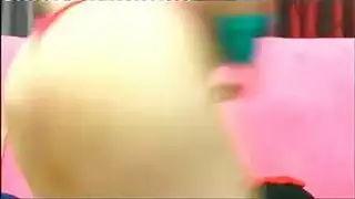 فتاة كام الحلو تضايق ثقوبها مع لعبها الوردي.