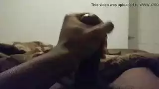 الديك الأسود أسفل حلقها