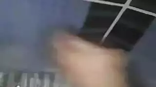 فاتنة صغيرتي تظهر زجاجاتها.