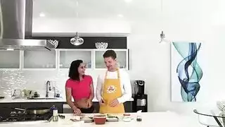انها تحبها أن يكون لها الحمار كبير ومثير جدا