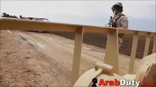 الماعز هيردر يبيع الثدي الكبيرة العرب إلى الجندي الغربي لممارسة الجنس