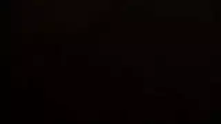 العريس يمتص الديك الأسود أمام زوجته، في حين أن زوجها خارج المدينة.
