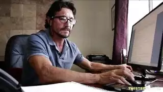 يعرض أن يمارس الجنس مع بوسها ضيق على الفور