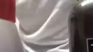 بالون الحلمات في سن المراهقة أصلع كس جردت عارية.