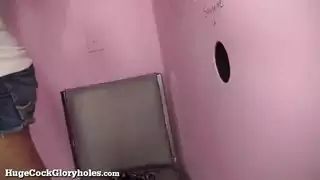 شاب يلعب مع ديك وكرات في الأماكن العامة