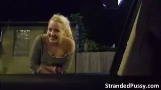 مص زب في سيارة باللون الأبيض