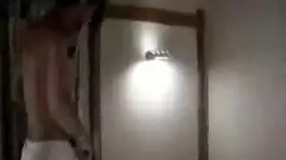 لاتينا جميلة مارس الجنس على غطاء محرك السيارة.