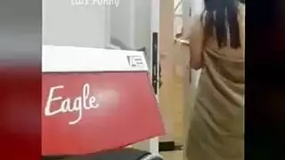 صبي في السرير يطرح عارية.