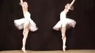 راقصة الباليه مفلس يحصل بوسها بيمبو يؤكل ويحفر من الخلف