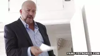 العاهرات الذين يضعون كسسهم في العمل