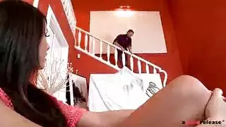 النيك الشرجي الشديد يجعلها تصرخ من الألم والرعشة الجنسية القوية