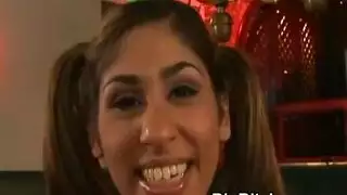 سمراء فاتنة في العمل المتشددين
