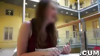 انها الملاعين شقراء و يعطي لها الحيوانات المنوية في بوسها