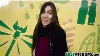 أنيا كري هي جبهة مورو شقراء شاحبة مع ابتسامة مثيرة للغاية ، تحب العادة السرية.
