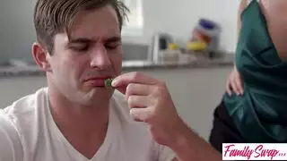 أثناء نومه ، يغتصب هذا الرجل عمته