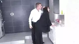 يبعبص كس خادمته المحجبة في الحمام ويتكيف نيك من كسها الساخن