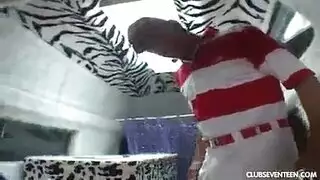 أطباق المشجع نحيفة إلى امرأة سمراء