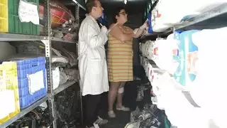 يلتقط شابة متحمسة للغاية تريد تسجيل فيديو