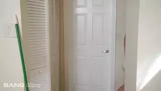 لديه متعة ممارسة الجنس لأول مرة مع أخته الساخنة