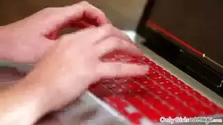 مثليه مدلك مع النظارات يستمني البظر كبير الديك في حوض الاستحمام