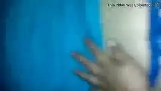 جبهة مورو شقراء قرنية ورجل غني قرنية ممارسة الجنس البري في السيارة.