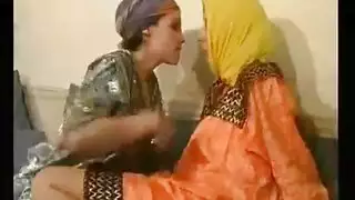 اثنان سحاقيات عرب يأتوا شهوتهم