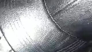 شقراء جريئة في جوارب مص الديك.