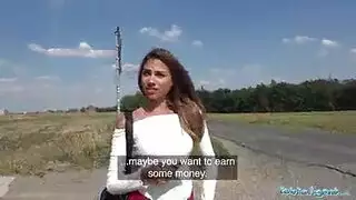 امرأة سمراء فاتنة مع فيو الوجه