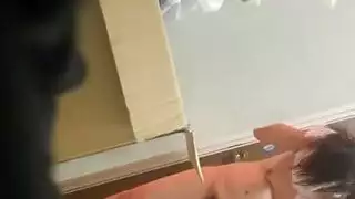 تتسلل الأم إلى تغيير الملابس