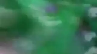 امرأة قديمة عارية إغاظة واستمناء على الأريكة