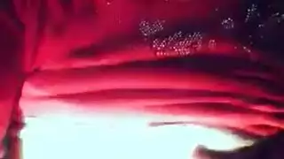 جميلة امرأة صينية تهتم رجل التسليم.