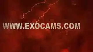 فتاة قرنية تلوي ثقبها.