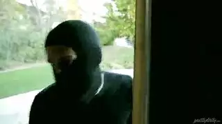 شقراء مع الثدي المستديرة يمارسون الجنس مع لص منزل