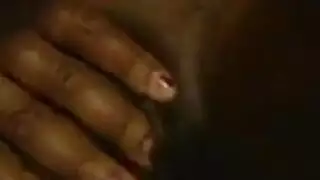 فتاة خشب الأبنوس رائع يعرف بالضبط كيفية تلبية الرجل