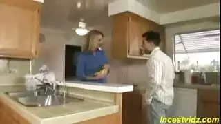 شاب ينيك امه في المطبخ بعدما اشتهى جسمها المثير و بزازها