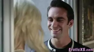 القبلات لها عاطفي جدا بالنسبة له