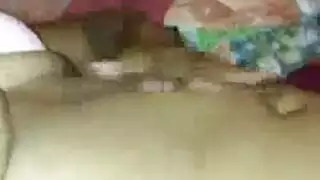 جبهة مورو الهندي بالإصبع مؤخرتها على مزرعة.