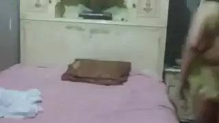 الواد حمادة مع بنت عمه ف شقته مخلعها الكلت والسنتيانة وشغال