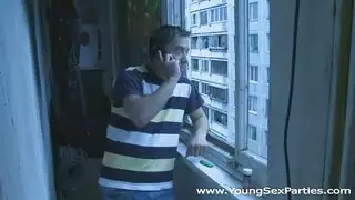 شابين وبنتين بيبدلو مع بعض في النيك