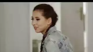امرأة سمراء و أحمر الشعر يمارسون الجنس مع نفس الرجل في غرفة النوم