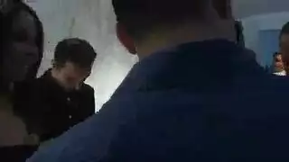 جمال حلو في جوارب سوداء ، المثيرة وحزام الرباط تمتص بلطف ديك كبيرة