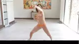 تتمتع امرأة سمراء الساخنة باختراق مزدوج