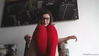 امرأة سمراء أثارت الحب مع صديقة أخيها.