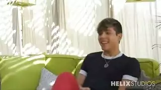 الأولاد الحلو على وشك تذوق بعض كس على كومة قش