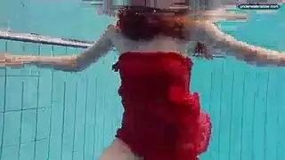 تستخدم ثلاث فتيات وشم الثدي اللطيف لإرضاء رجل ليس صديقهم.