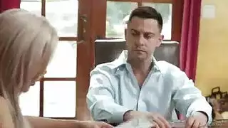 هذا الرجل قبلت فتاة شابة البرية