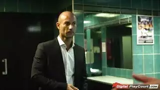 سامانثا بنتلي تعطي اللسان لأفضل صديق لها ، لتقاسمه معها