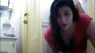 سكس عربي قوي شاب شغال بعبصة ونيك فى اخته فى الحمام