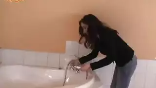 جابت صاحبها معاها الحمام عشان يستحمو سوا ويهريها نيك ويولعها نار