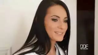 الدكتورة السكسية لا تستطيع مقاومة شكل زبه المنتصب